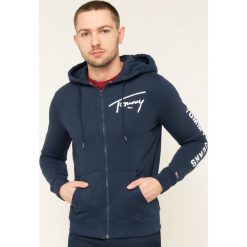 Bluza Tommy Jeans Tjm Script DM0DM07026. Niebieskie bluzy męskie Tommy Jeans, m, bez wzorów, z jeansu, bez kołnierzyka, bez rękawów, bez kaptura. W wyprzedaży za 329,00 zł.