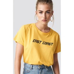 NA-KD Trend T-shirt oversize East Coast - Yellow. Żółte t-shirty damskie NA-KD Trend, z nadrukiem, z jersey, z okrągłym kołnierzem. Za 72,95 zł.
