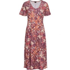 Sukienka shirtowa z guzikami bonprix jeżynowo-jasnoróżowy w kwiaty. Czerwone sukienki damskie bonprix, w kwiaty, bez kołnierzyka, bez rękawów. Za 54,99 zł.