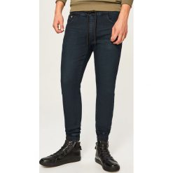 Jeansy jogger - Czarny. Czarne jeansy męskie Reserved. Za 129,99 zł.