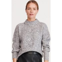 Sweter z dekoracyjnymi kamieniami - Jasny szary. Szare swetry damskie Reserved, s, bez wzorów, bez rękawów, bez kaptura. W wyprzedaży za 59,99 zł.
