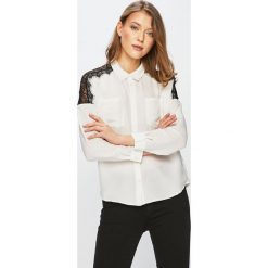 Vero Moda - Koszula. Czarne bluzki damskie Vero Moda, s, w koronkowe wzory, z poliesteru, klasyczne, z klasycznym kołnierzykiem, z długim rękawem. W wyprzedaży za 49,90 zł.