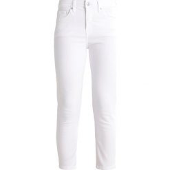 Boyfriendy damskie: Topshop Petite JAMIE Jeans Skinny Fit white