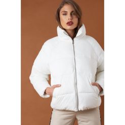 NA-KD Trend Krótka kurtka puchowa - White. Białe kurtki damskie puchowe marki NA-KD Trend, z nadrukiem, z jersey, z okrągłym kołnierzem. Za 364,95 zł.