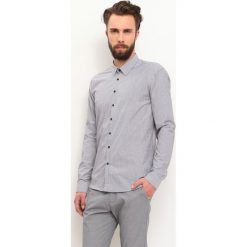 KOSZULA DŁUGI RĘKAW MĘSKA REGULAR FIT. Szare koszule męskie marki Top Secret, m, w paski, z tkaniny, eleganckie, bez kołnierzyka, z długim rękawem. W wyprzedaży za 49,99 zł.