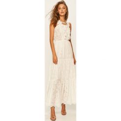 Trussardi Jeans - Sukienka. Białe sukienki damskie Trussardi Jeans, na co dzień, z haftami, z poliesteru, casualowe, z włoskim kołnierzykiem, bez rękawów, maxi, rozkloszowane. Za 1669,00 zł.