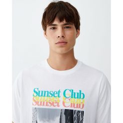 Bawełniana koszulka „Sunset Club”. Białe koszulki męskie Pull&Bear, m, bez wzorów, z bawełny, bez kołnierzyka, z krótkim rękawem, krótkie. Za 49,90 zł.