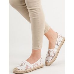 BIAŁE KORONKOWE ESPADRYLE. Białe baleriny damskie LUCKY SHOES, bez wzorów, z koronki, bez obcasa. Za 40,90 zł.