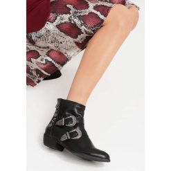 Czarne Botki Free Bird. Czarne botki damskie vices, ze skóry, za kostkę, na niskim obcasie, na płaskiej podeszwie, z paskami. Za 89,99 zł.