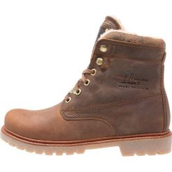 Panama Jack NEW AVIATOR Botki sznurowane grass. Brązowe buty zimowe damskie Panama Jack, z materiału, na sznurówki. W wyprzedaży za 599,20 zł.