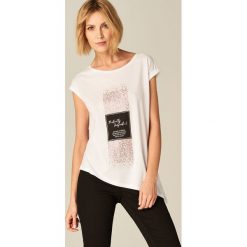 Koszulka z nadrukiem - Biały. Białe t-shirty damskie Mohito, l, z nadrukiem. Za 59,99 zł.