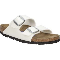 Klapki birkenstock 0057663. Białe klapki damskie Birkenstock, bez wzorów, ze skóry ekologicznej, bez obcasa. W wyprzedaży za 219,99 zł.