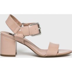 Dkny - Sandały. Czarne sandały damskie DKNY, bez wzorów, ze skóry, z okrągłym noskiem, bez obcasa, na obcasie, na klamry. W wyprzedaży za 269,90 zł.