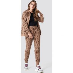NA-KD Spodnie dresowe All Over Branded - Beige. Brązowe spodnie z wysokim stanem NA-KD, z dresówki. Za 161,95 zł.