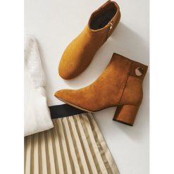 Camelowe Botki Gawler. Brązowe botki damskie Born2be, z futra, eleganckie, z okrągłym noskiem, za kostkę, na niskim obcasie, na obcasie, na zamek. Za 159,99 zł.