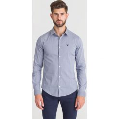 NIEBIESKA KOSZULA EMPORIO ARMANI Z EMBLEMATEM. Białe koszule męskie xxl, z haftami. Za 609,00 zł.