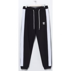 Joggery Back to School - Czarny. Czarne spodnie męskie Sinsay, s, bez wzorów. Za 49,99 zł.