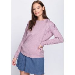 Jasnofioletowy Sweter Two Princes. Szare bez kategorii Born2be, xl, w koronkowe wzory, z koronki, z okrągłym kołnierzem. Za 39,99 zł.