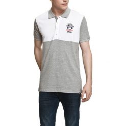Koszulka polo w kolorze szaro-białym. Białe koszulki polo Camel Active, Varsity, l. W wyprzedaży za 72,95 zł.