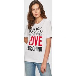 Love Moschino - T-shirt. Czarne bluzki damskie Love Moschino, m, z nadrukiem, z bawełny, z okrągłym kołnierzem, z krótkim rękawem. W wyprzedaży za 219,90 zł.