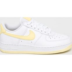 Nike Sportswear - Buty Air Force 1 '07. Białe buty sportowe damskie Nike Sportswear, bez wzorów, ze skóry, sportowe. Za 419,90 zł.