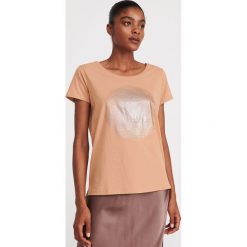 T-shirt z błyszczącym nadrukiem - Brązowy. Pomarańczowe t-shirty damskie Reserved, s, z nadrukiem, bez kołnierzyka. Za 39,99 zł.