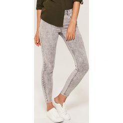Denimowe jegginsy - Jasny szar. Szare legginsy damskie marki House, z jeansu. Za 69,99 zł.