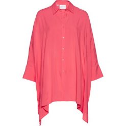 Bluzka "oversize" bonprix jasnoróżowy. Różowe bluzki damskie bonprix, bez wzorów, bez kołnierzyka, z krótkim rękawem. Za 59,99 zł.