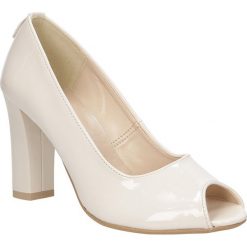 Czółenka peep toe na słupku casu 1651. Czółenka damskie Casu, bez wzorów, ze skóry ekologicznej, z otwartym noskiem, bez obcasa, na słupku. Za 129,99 zł.