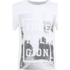 True Religion PALM TEE Tshirt z nadrukiem white. Białe koszulki polo męskie marki True Religion, xxl, z nadrukiem, z bawełny. Za 299,00 zł.