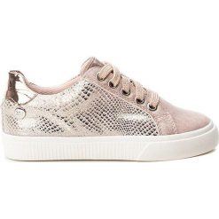 Sneakersy w kolorze cielistym. Różowe trampki dziewczęce XTI Kids, bez wzorów, ze skóry, na sznurówki. W wyprzedaży za 85,95 zł.
