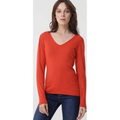 Pomarańczowy Sweter Morrilton. Pomarańczowe swetry damskie Born2be, s, bez wzorów, klasyczne, bez rękawów, bez kaptura. Za 99,99 zł.