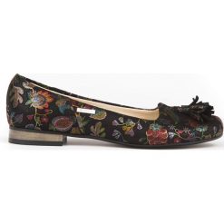 Klasyczne baleriny z frędzlami - skóra naturalna - model 009 - kolor czarne liście. Czarne baleriny damskie Zapato, bez wzorów, ze skóry, eleganckie, na niskim obcasie, na obcasie. W wyprzedaży za 209,30 zł.