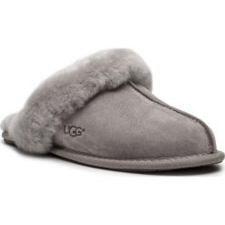 Kapcie UGG - W Scuffette II 5661 W/Oys. Szare klapki damskie Ugg, bez wzorów, ze skóry, bez obcasa. W wyprzedaży za 279,00 zł.