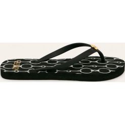 Lauren Ralph Lauren - Japonki. Czarne klapki damskie Lauren Ralph Lauren, bez wzorów, z materiału, bez obcasa, na obcasie. W wyprzedaży za 119,90 zł.
