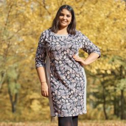 Wielokolorowa sukienka Krysia duże rozmiary XXL. Szare sukienki damskie Moda Size Plus Iwanek, do pracy, xxl, bez wzorów, z tkaniny, eleganckie, bez kołnierzyka, bez rękawów. Za 165,00 zł.