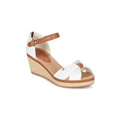 Sandały Tommy Hilfiger ELBA 40D. Białe sandały damskie TOMMY HILFIGER, bez wzorów, bez obcasa, bez zapięcia. Za 311,20 zł.