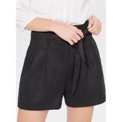Szorty paperbag z imitacji zamszu - Czarny. Czarne szorty damskie Mohito, bez wzorów. Za 99,99 zł.