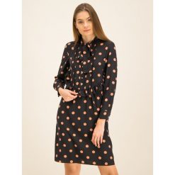 Sukienka koszulowa Tory Burch Printed Ruffle Bow Dress 61697. Czarne sukienki damskie Tory Burch, bez wzorów, z jedwabiu, z koszulowym kołnierzykiem, bez rękawów, koszulowe. W wyprzedaży za 1489,00 zł.