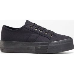Sneakersy na podeszwie platformie bonprix czarny. Czarne sneakersy damskie bonprix. Za 84,99 zł.