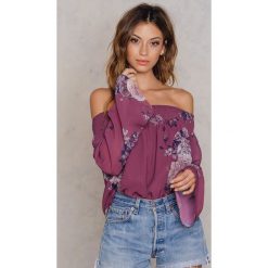 Bluzki damskie: NA-KD Boho Bluzka z odkrytymi ramionami w kwiatowy wzór – Pink,Purple,Multicolor