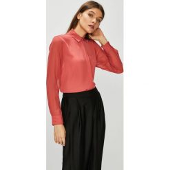 Pepe Jeans - Koszula Mieke. Różowe bluzki damskie Pepe Jeans, s, bez wzorów, z poliesteru, klasyczne, z klasycznym kołnierzykiem, z długim rękawem. W wyprzedaży za 179,90 zł.