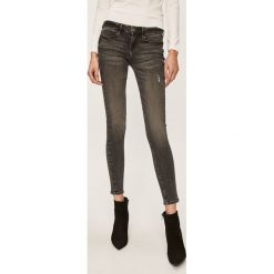 Guess Jeans - Jeansy. Szare rurki damskie Guess Jeans, z aplikacjami, z bawełny, z obniżonym stanem. W wyprzedaży za 269,90 zł.