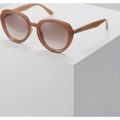 Jimmy Choo MACE Okulary przeciwsłoneczne nude. Szare okulary przeciwsłoneczne damskie Jimmy Choo. W wyprzedaży za 779,00 zł.