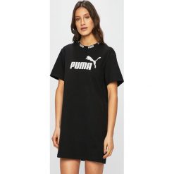Puma - Sukienka. Czarne sukienki damskie Puma, na co dzień, s, z nadrukiem, z bawełny, casualowe, z okrągłym kołnierzem, z krótkim rękawem, krótkie, mini, proste. W wyprzedaży za 159,90 zł.