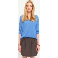 SWETER DŁUGI RĘKAW DAMSKI LUŹNY. Niebieskie swetry oversize damskie marki Top Secret, z jeansu, eleganckie. W wyprzedaży za 49,99 zł.