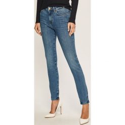 Tommy Hilfiger - Jeansy Venice. Niebieskie jeansy damskie TOMMY HILFIGER, bez wzorów, z elastanu. W wyprzedaży za 399,90 zł.