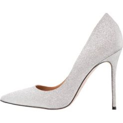Pura Lopez Szpilki glitter argento. Szare czółenka damskie na sylwestra Pura Lopez, bez wzorów, ze skóry, bez obcasa, na szpilce, bez zapięcia. Za 899,00 zł.