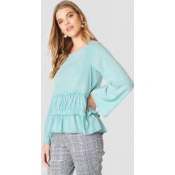 Rut&Circle Bluzka odcinana w talii Venda - Green. Zielone bluzki damskie marki Rut&Circle, z aplikacjami, z falbankami, bez rękawów. W wyprzedaży za 36,58 zł.