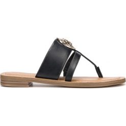 Guess Genera Sandały Czarny. Czarne sandały damskie Guess, w paski, z materiału, bez obcasa, z paskami. Za 435,95 zł.